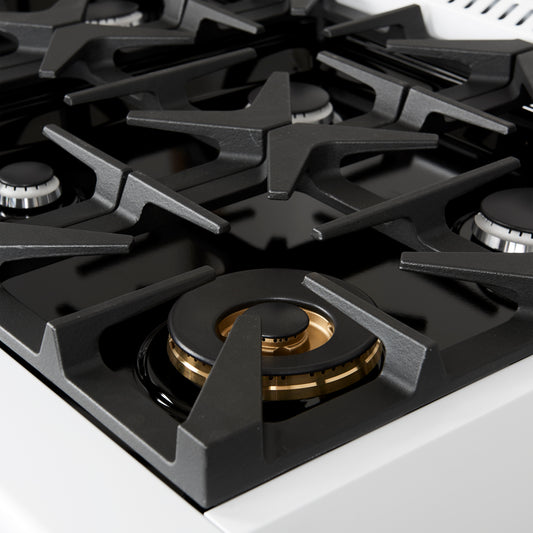 Cocina de doble combustible Forno Antico de 36 pulgadas con diseño en blanco y latón antiguo, 6 quemadores de gas sellados y horno eléctrico de convección.