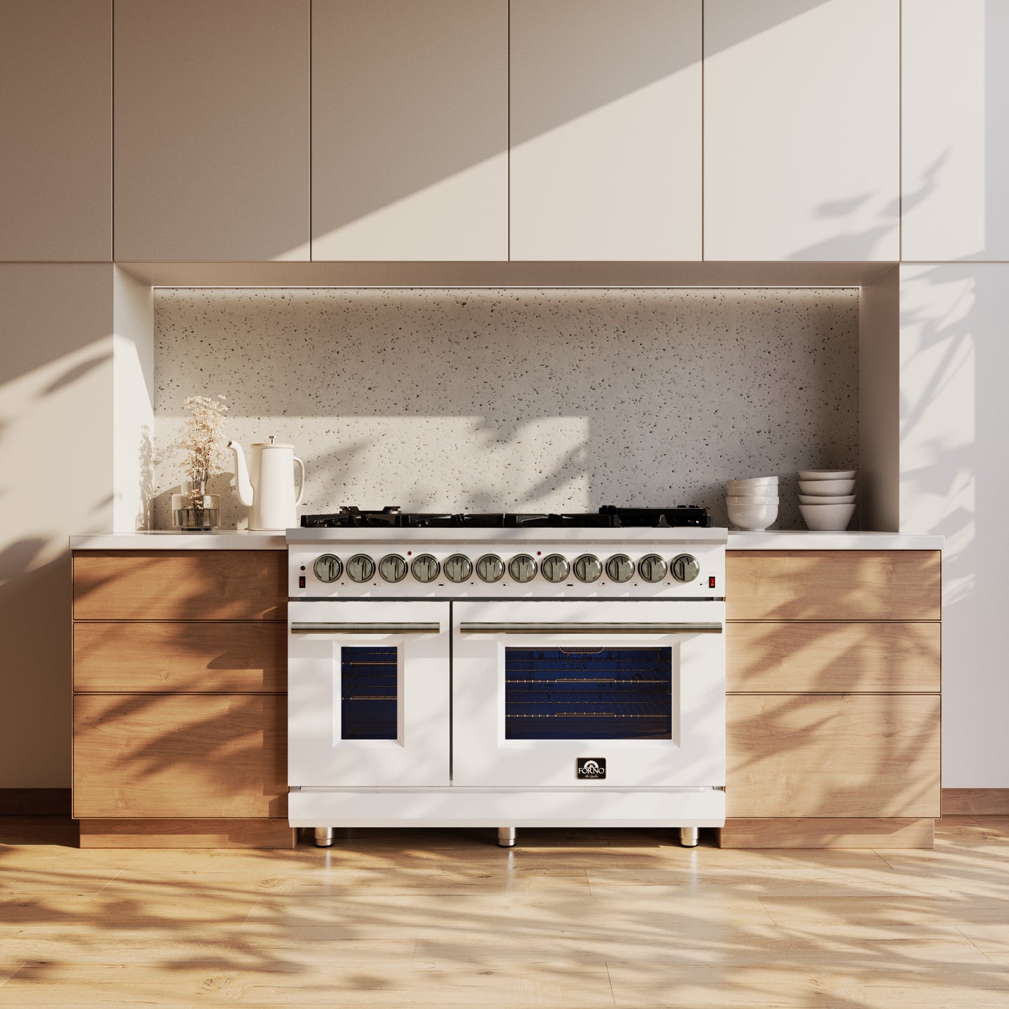Cuisinière biénergie autoportante Forno Massimo de 48 pouces en blanc avec accessoires en laiton antique, 8 brûleurs, 6,58 pi³ Four à convection