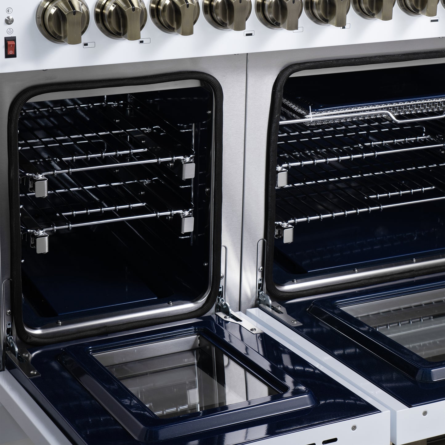 Cuisinière bi-énergie autonome Forno Massimo de 48 pouces, blanche, avec accessoires en laiton antique, 8 brûleurs et four à convection de 6,58 pi³.