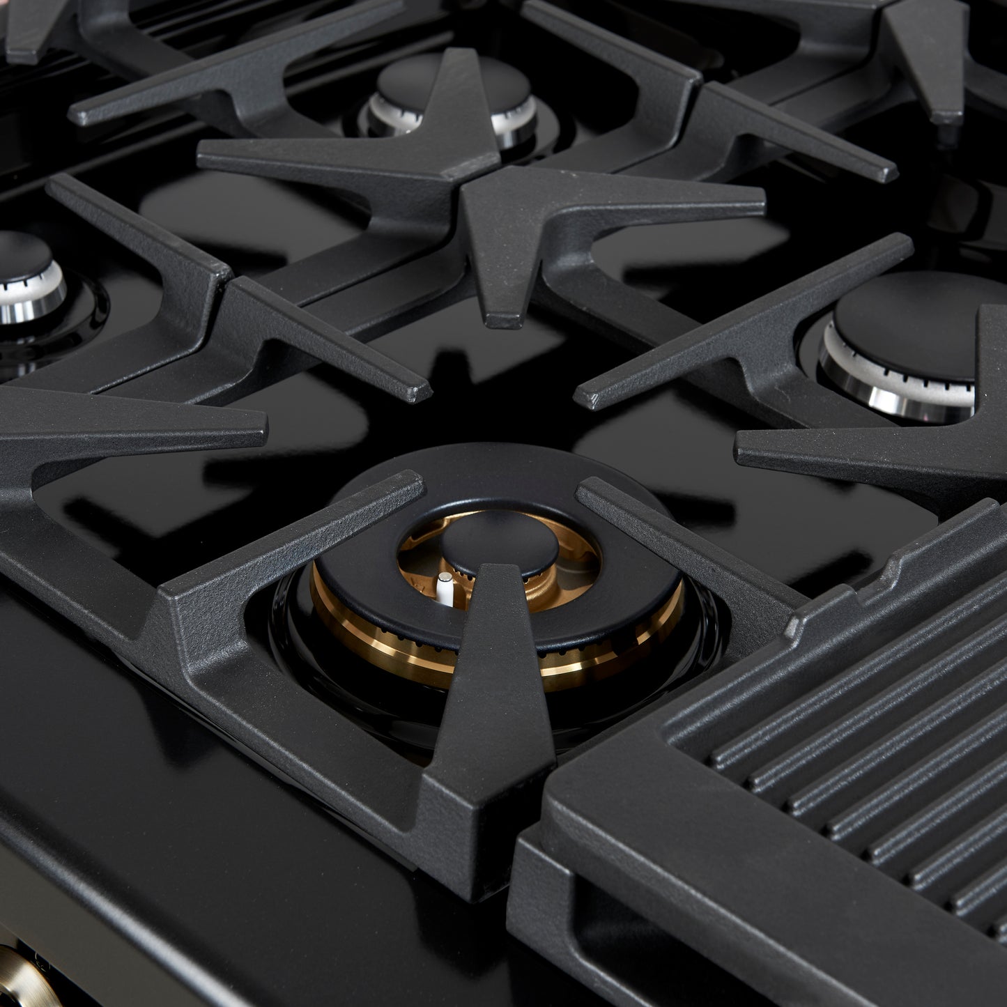 Cuisinière bi-énergie Forno Antico de 48 pouces, finition noire avec laiton antique, 8 brûleurs, 94 000 BTU, fours doubles et plaque chauffante de 5,5 pi³