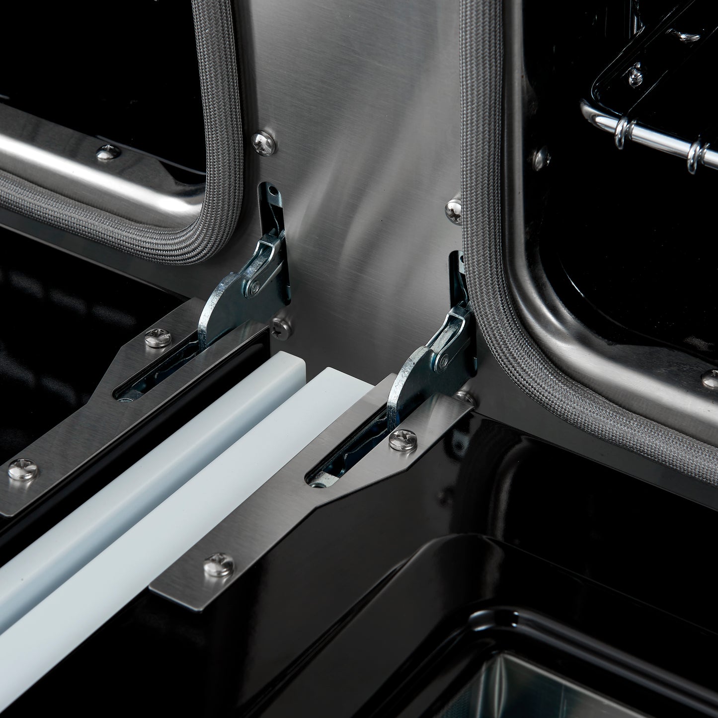 Cocina de doble combustible Forno Antico de 48 pulgadas, blanca con acabado en latón antiguo, 8 quemadores, 94,000 BTU, 5.5 pies cúbicos, horno doble y plancha.