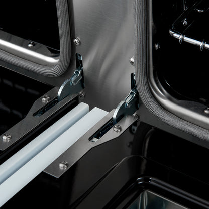 Cocina de doble combustible Forno Antico de 48 pulgadas, blanca con acabado en latón antiguo, 8 quemadores, 94,000 BTU, 5.5 pies cúbicos, horno doble y plancha.