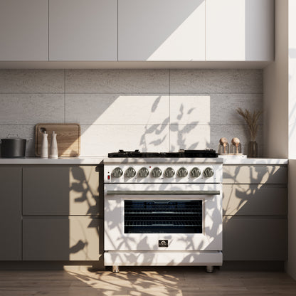Cuisinière bi-énergie autonome Forno Massimo de 36 pouces, blanche, avec accessoires en laiton antique, 6 brûleurs et four à convection de 5,36 pi³.
