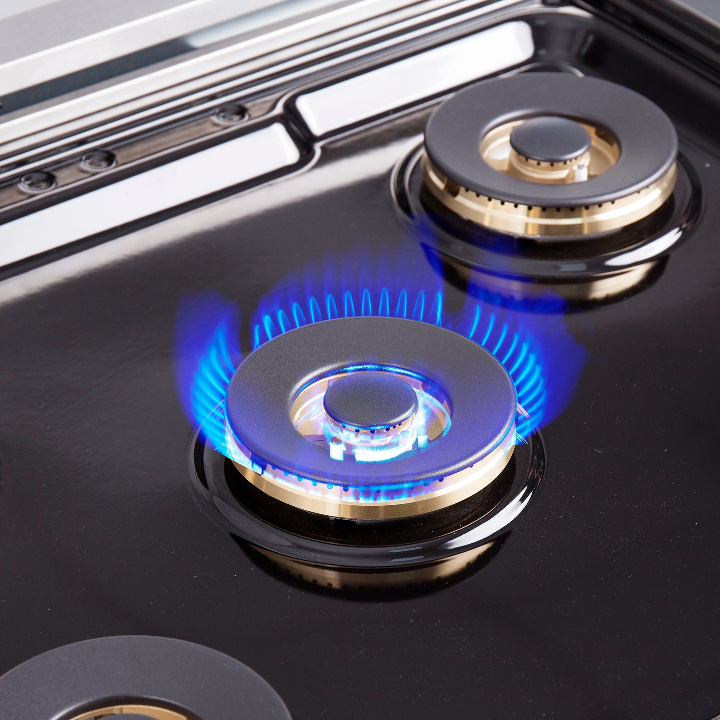 Cocina a gas independiente Forno Capriasca de 76 cm con puerta francesa, 4 quemadores, horno de convección y eficiencia energética.