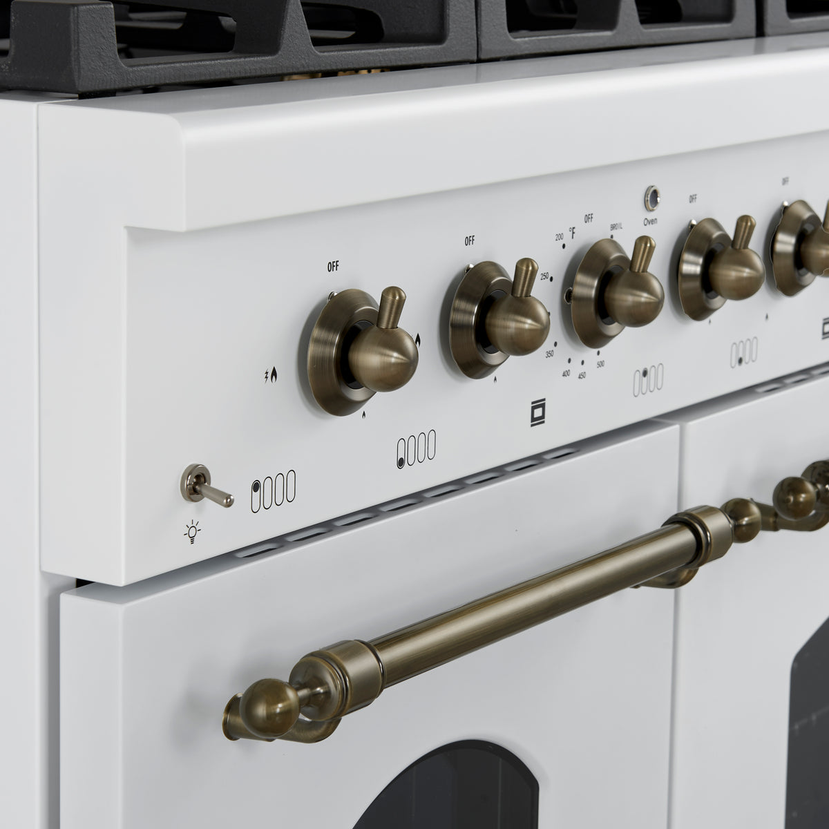 Cuisinière à gaz autoportante Forno Antico 48 pouces, blanche, design laiton vieilli, 8 brûleurs, plaque, double four, économe en énergie - Forno Appliances