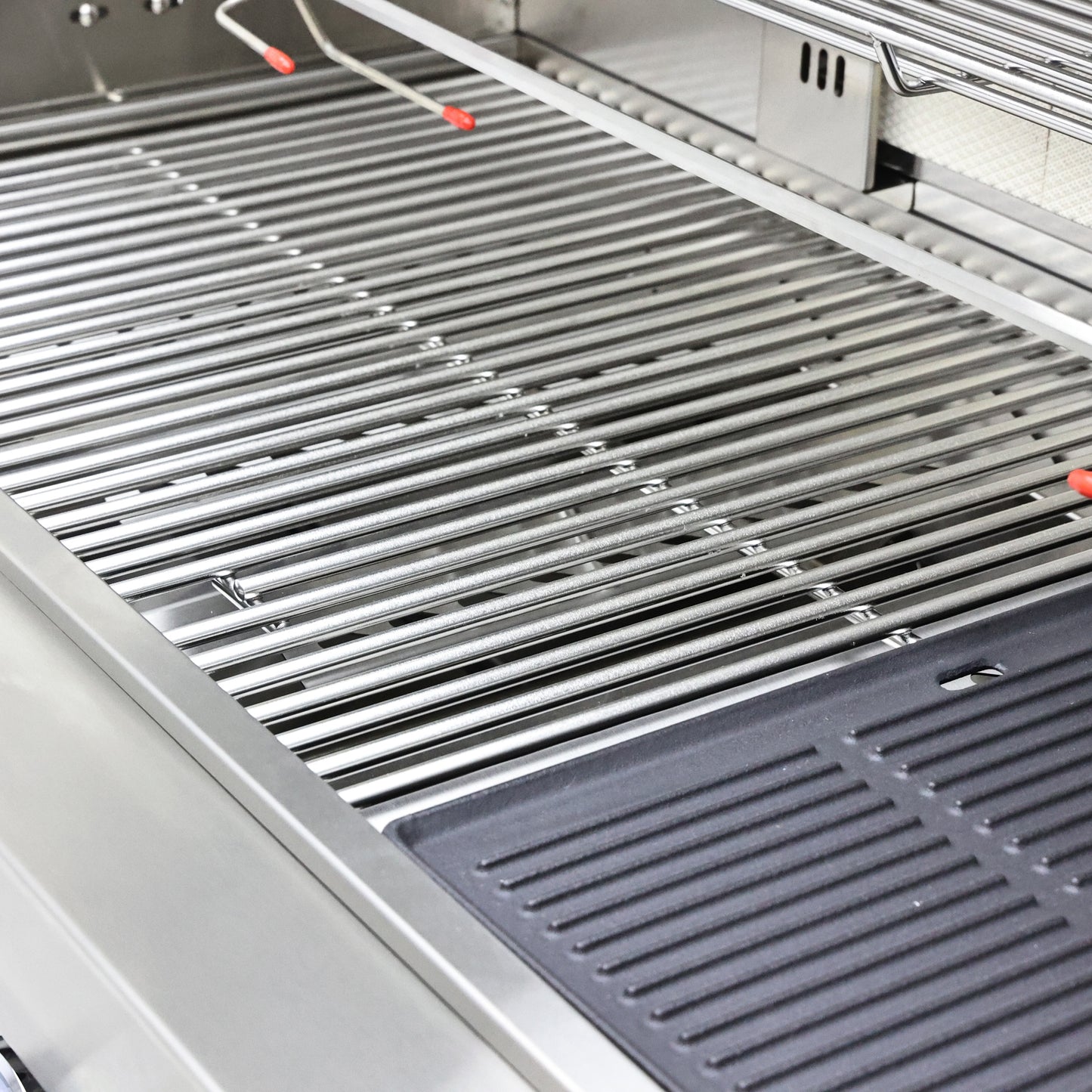 Barbacoa FORNO Bulnes de 40 pulgadas, 95,000 BTU, 5 quemadores, quemador infrarrojo para sellar y asar, cocina exterior de acero inoxidable con centro de bebidas de 1.8 pies cúbicos y encimeras de granito negro.