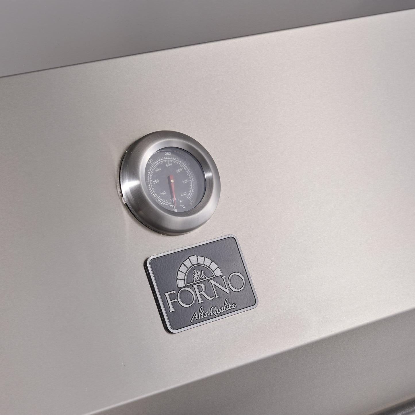 Cocina para exteriores Forno Rimini, barbacoa de 76 cm, 62 600 BTU, 3 quemadores con sellador y asador, centro de bebidas de 0,78 m³, fregadero de acero inoxidable, gabinetes negros y encimera de piedra sinterizada gris.