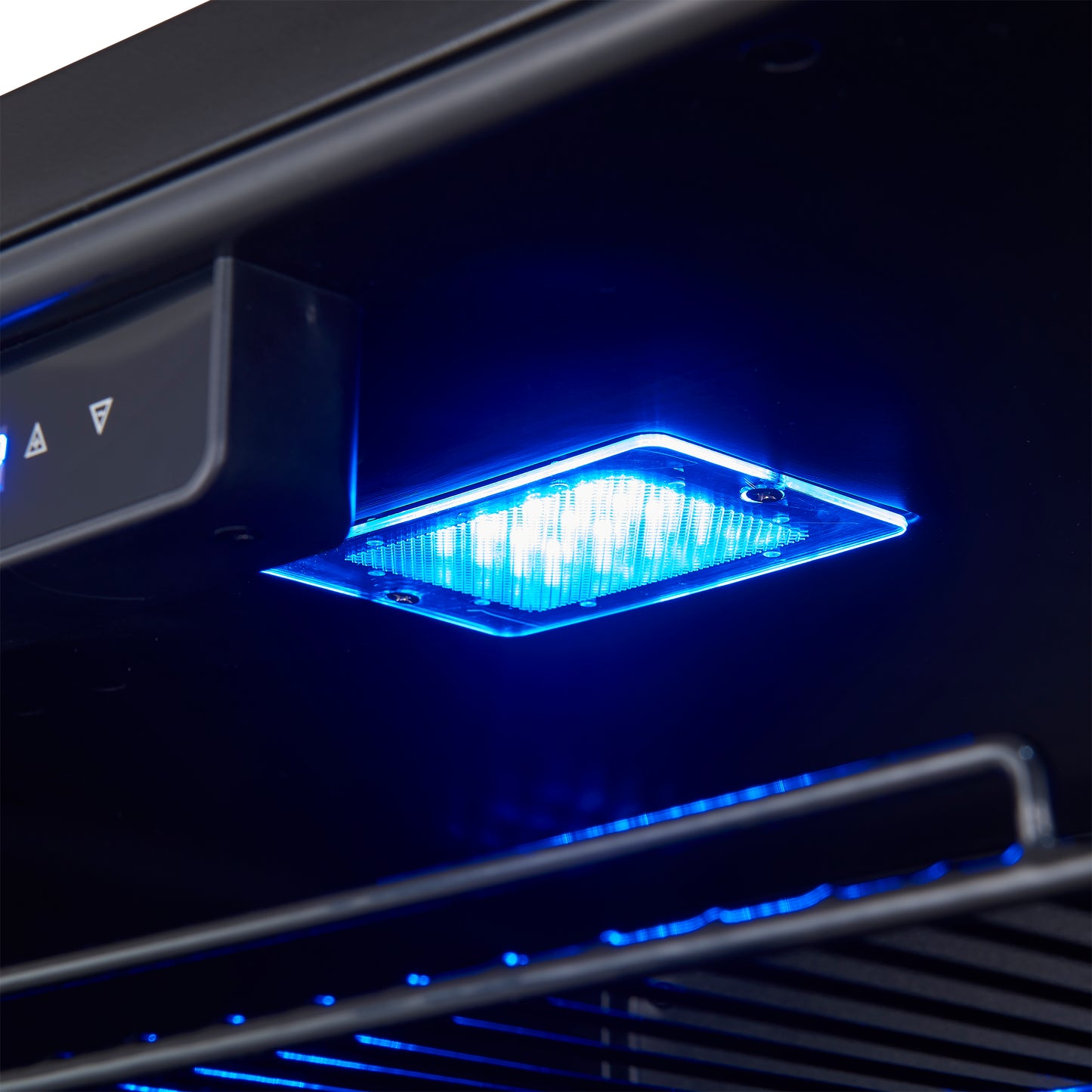 Enfriador de bebidas Forno Frescolino de 24 pulgadas, negro con manijas de latón antiguo, con iluminación LED, puerta de triple vidrio, capacidad para 188 latas, empotrado o independiente