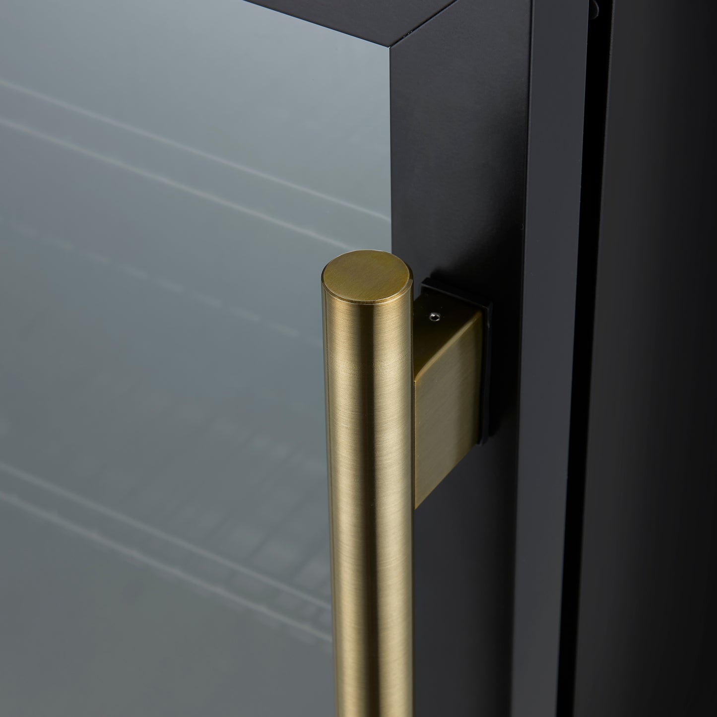 Enfriador de bebidas Forno Frescolino de 24 pulgadas, negro con manijas de latón antiguo, con iluminación LED, puerta de triple vidrio, capacidad para 188 latas, empotrado o independiente