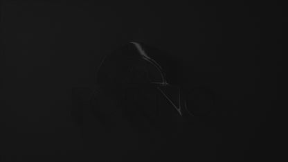 Cocina exterior Forno All'Aperto de 87,600 BTU con 4 quemadores, quemadores infrarrojos, quemador lateral, encimeras de piedra sinterizada negra, horno de pizza a gas, módulo de fregadero, barra y centro de bebidas.