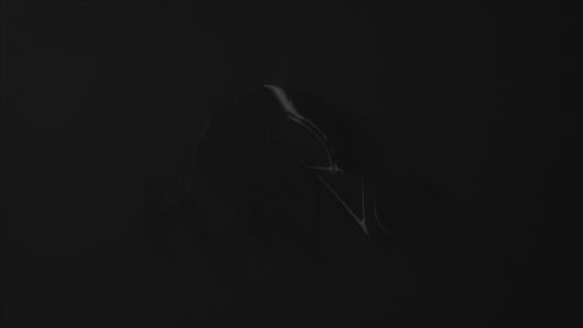 Cocina exterior Forno All'Aperto de 87,600 BTU con 4 quemadores, quemadores infrarrojos, quemador lateral, encimeras de piedra sinterizada negra, horno de pizza a gas, módulo de fregadero, barra y centro de bebidas.